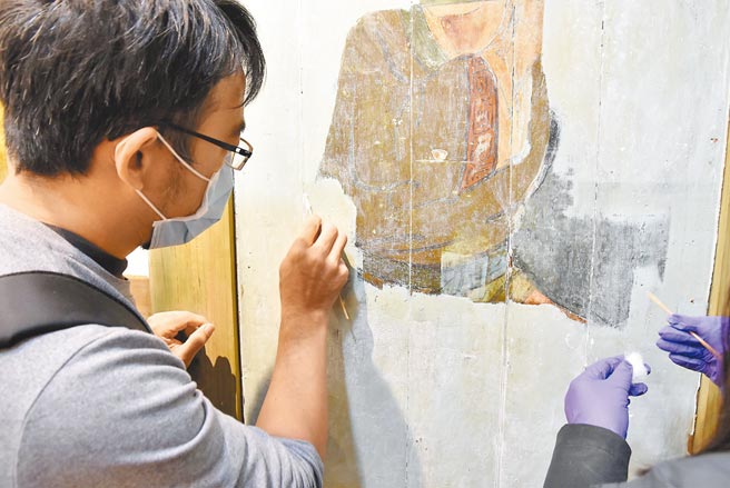 清朝咸丰年间开馆的北港「集雅轩」是云林县少数有曲馆建筑的北管社团，修復工程已9成，进入最后彩绘阶段，昨日提早举行入火安座大典。（周丽兰摄）