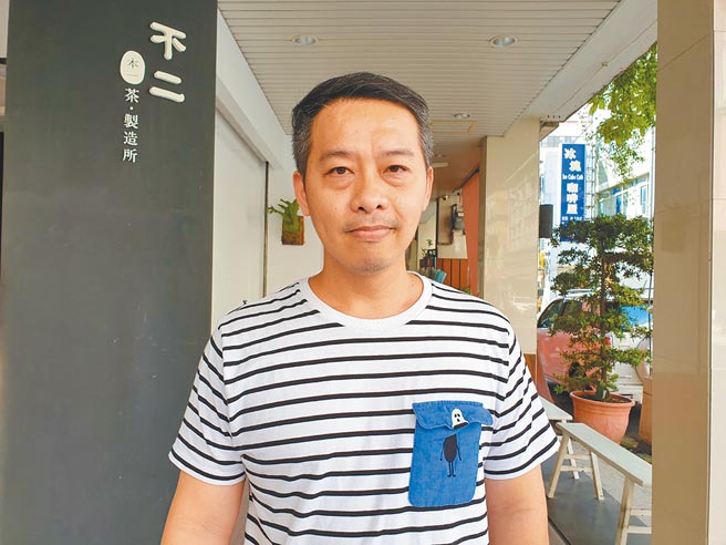 素人髮型設計師蕭清元熱愛家鄉鹽埕，著手成立臉書社團及協會，用創意攪動老社區，帶動轉型的契機。（袁庭堯攝）