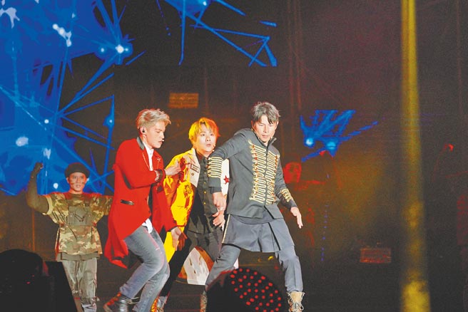 5566昨在「台中麗寶跨年雙演唱會」擔任開場嘉賓，獻唱新歌〈我們〉。（中天提供）