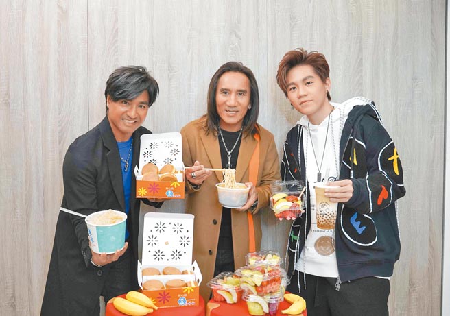 动力火车尤秋兴（左起）、顏志琳（中）及师弟Spark开唱前先大啖美食。（华研国际提供）