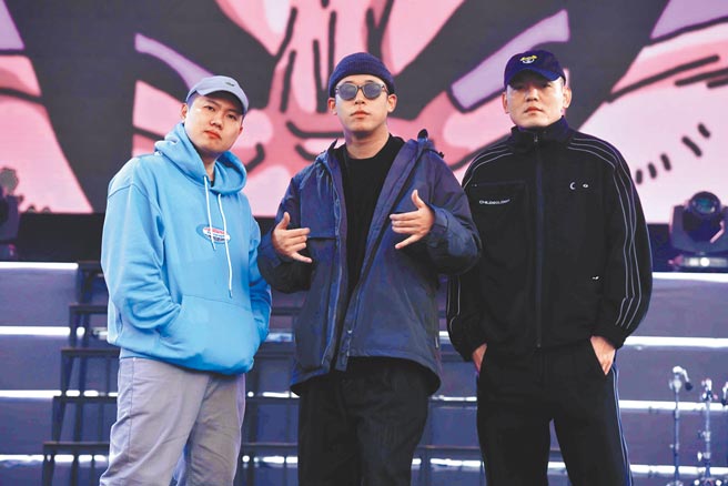 玖壹壹洋葱（左起）、健志、春风昨提早到场为跨年晚会彩排。（三立电视提供）