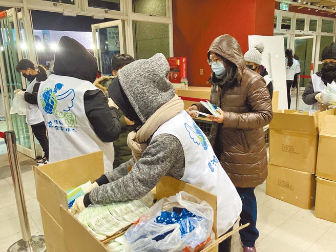 五迷昨进场时，工作人员发放口罩与酒精棉片。（黄雯犀摄）