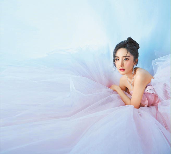 楊冪以夢幻公主的裝扮搭配De Beers珠寶走紅毯。（De Beers提供）