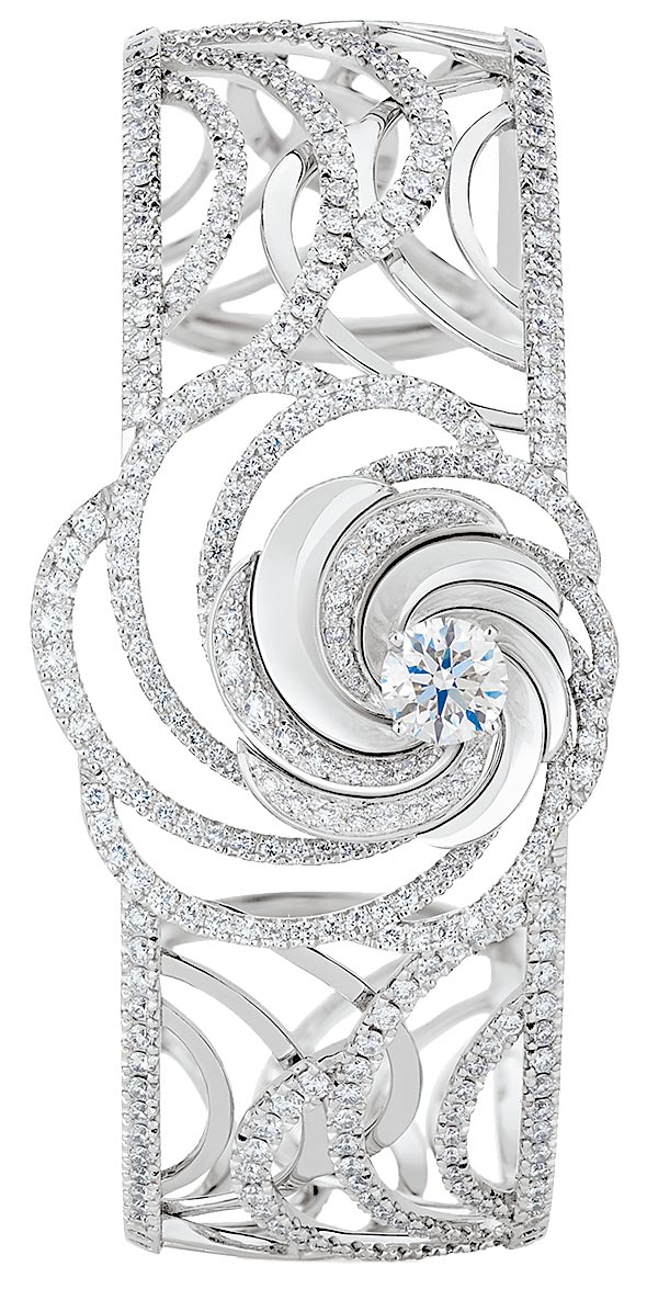 De Beers Aria Prestige 18K白金鏤空鑽石手鐲。（De Beers提供）