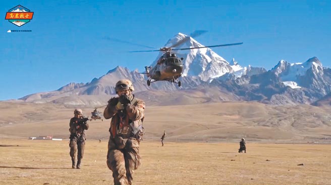 解放军西藏军区士兵低空垂降后排成战术队形。（取自西藏军区官方微博＠高原战士）