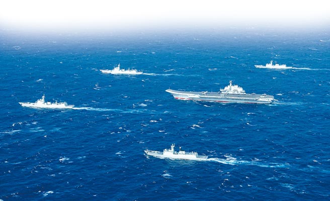 解放軍航母「遼寧號」編隊在南海訓練。（中新社資料照片）