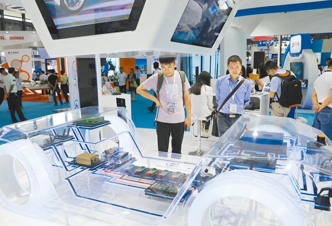 大陆民眾参观车用半导体晶片。（新华社资料照片）