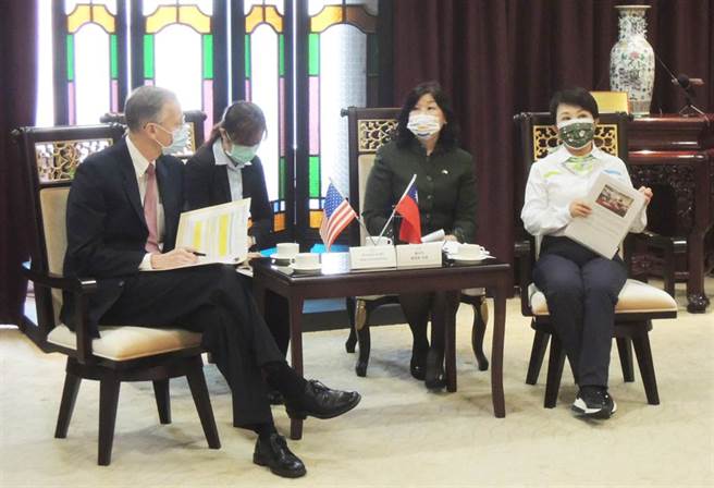 AIT处长郦英杰（左）去年12月16日到台中市政府拜会，市长卢秀燕（右）当面表达市民反对放宽含莱剂猪肉进口的立场。（资料照，陈世宗摄）