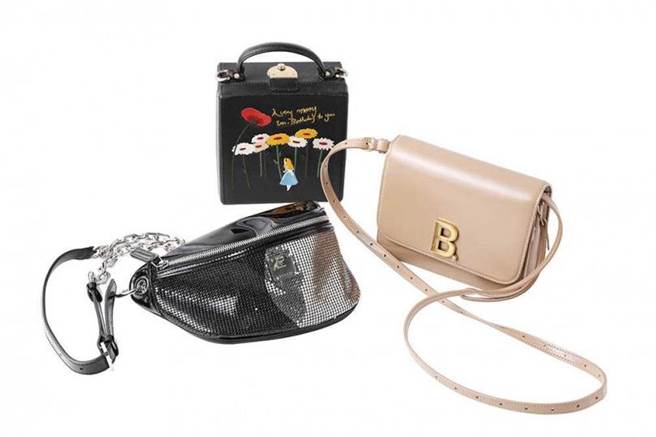 BALENCIAGA　B. BAG／42,900元　HIGH CHEEKS　手袋（賈靜雯贈送）　MCM　側背包（昆凌贈送）（攝影／戴世平）