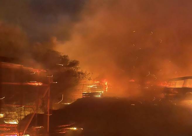 恒春五里亭山区蔓延大火，联训269旅官兵通报协助。(戴志扬翻摄)