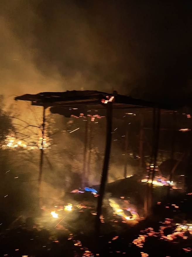 恒春五里亭山区蔓延大火，联训269旅官兵通报协助。(戴志扬翻摄)
