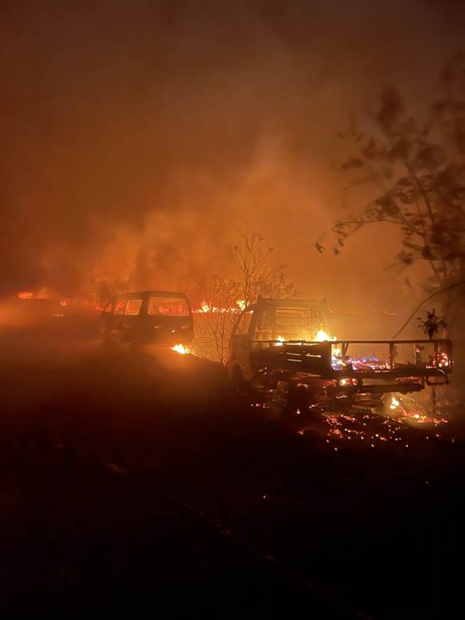 恒春五里亭山区蔓延大火，联训269旅官兵通报协助。(戴志扬翻摄)
