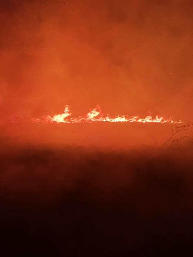 恒春五里亭山区蔓延大火，联训269旅官兵通报协助。(戴志扬翻摄)