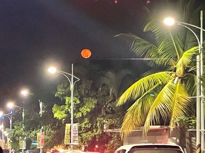 嘉義民眾在1日晚間發現高掛在夜空中的紅色月亮，不少人被嚇到，覺得看起來很詭異。（圖／翻攝自綠豆嘉義人）