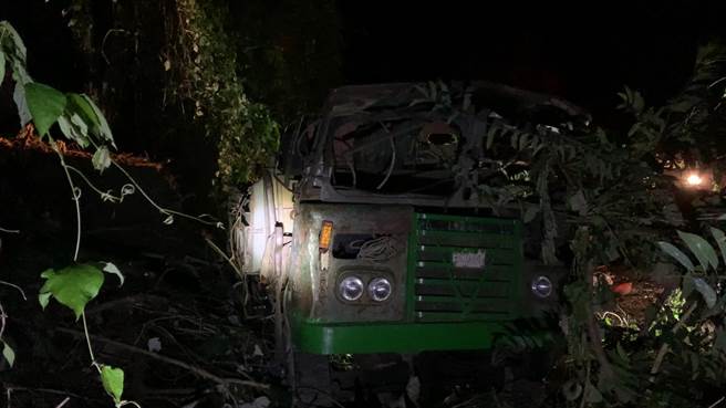 台東1名50多歲吳姓男子日前開車到大南山區工作，之後2日都未返家，家人察覺有異便前往工作的山區尋找，原來他連人帶車墜落在山谷，家人隨即報警，警方將調查事故發生的原因。（蔡旻妤攝）