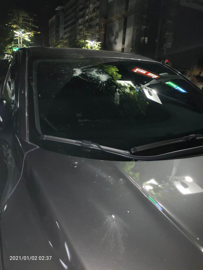 疑行車糾紛，自小客車擋風玻璃破裂。（翻攝照片／曹明正高雄傳真）