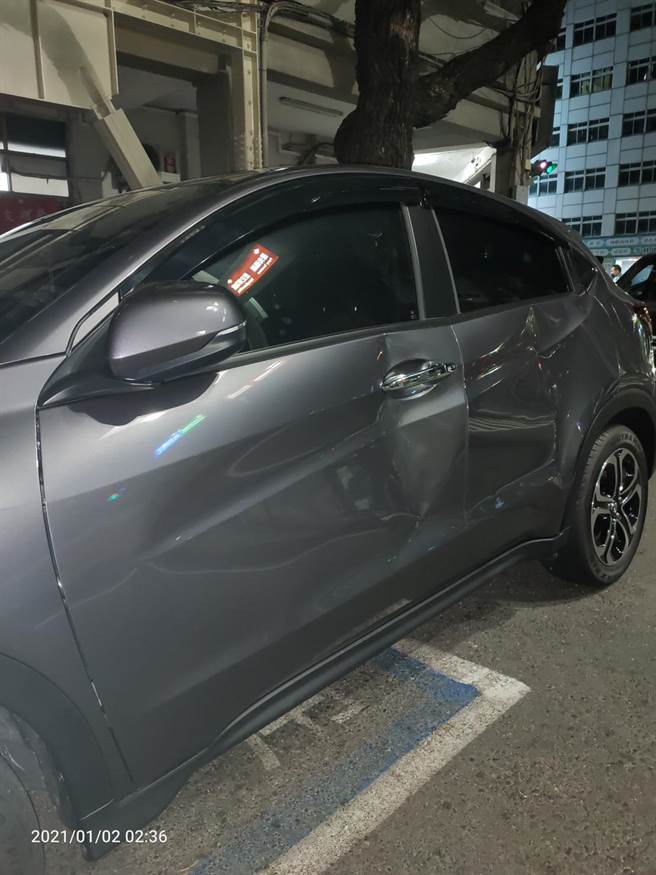 疑行車糾紛，自小客車車門凹陷。（翻攝照片／曹明正高雄傳真）