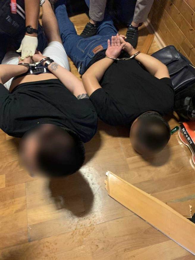 警方衝入南投小木屋救出洪金富，喝令嫌犯趴地就逮。（圖／讀者提供）