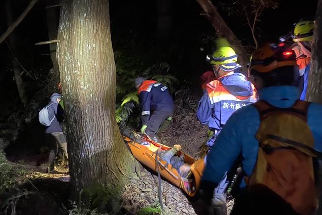 田姓老婦在五峰鄉民有都山登山，不慎滑落約100公尺山谷，縣消防局獲報順利將她救出送醫。（新竹縣消防局提供／羅浚濱新竹傳真）