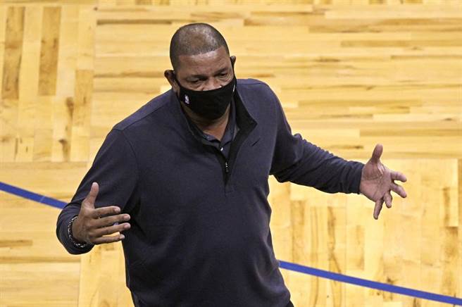 七六人总教练瑞弗斯肯定NBA防疫政策，但对部分州政府和人民的松懈表示惊讶。（美联社资料照）