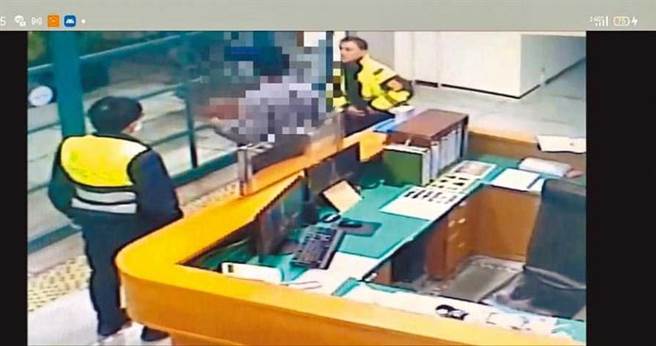 古姓夫妻因小嬰兒狀況緊急，慌張衝到三星派出所求助。（圖／宜蘭縣政府警察局提供）