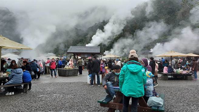 在湿冷的天候中，宜兰清水地热公园成了游客的最爱。（宜兰县政府提 供／胡健森宜兰传真）