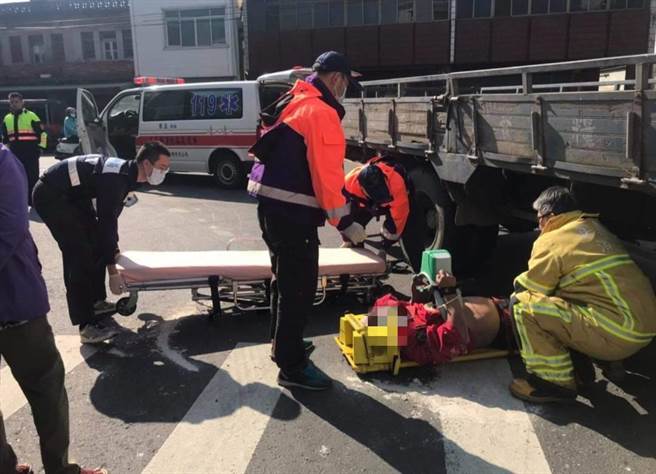 老翁騎機車外出，行經172縣道、161縣道路口時，和一輛貨車發生碰撞，人被捲入車底。（讀者提供／張毓翎嘉義傳真）