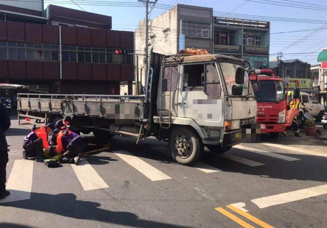 老翁騎機車外出，行經172縣道、161縣道路口時，和一輛貨車發生碰撞，人被捲入車底。（讀者提供／張毓翎嘉義傳真）