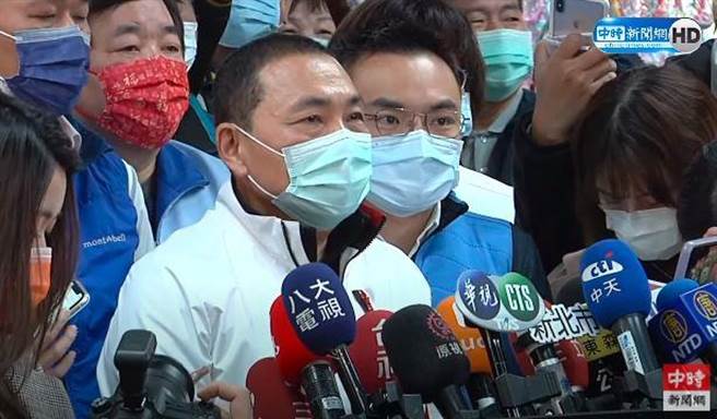 侯友宜視察市場攤販豬肉製品標示。(中時新聞網直播)