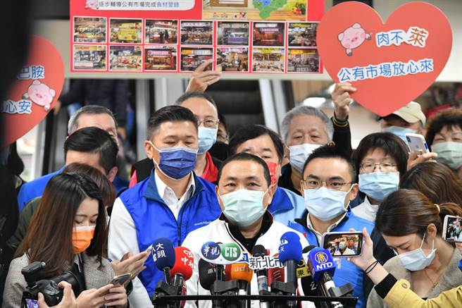 侯友宜今视察泰山公有市场猪肉原料标示情形及来源凭证保留。（许哲瑗摄）