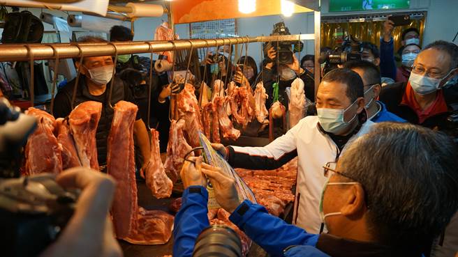 侯友宜今一早前往泰山公有零售市场，视察摊商猪肉产品原产地标示情形。（许哲瑗摄）