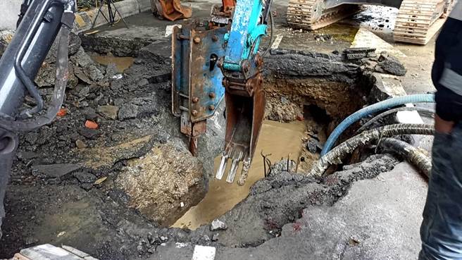 新北市板橋區民生路一段1日晚間11時許傳出自來水管線破裂漏水，自來水不斷從地面湧出，工務局獲報立即派人前往搶修。（工務局提供）