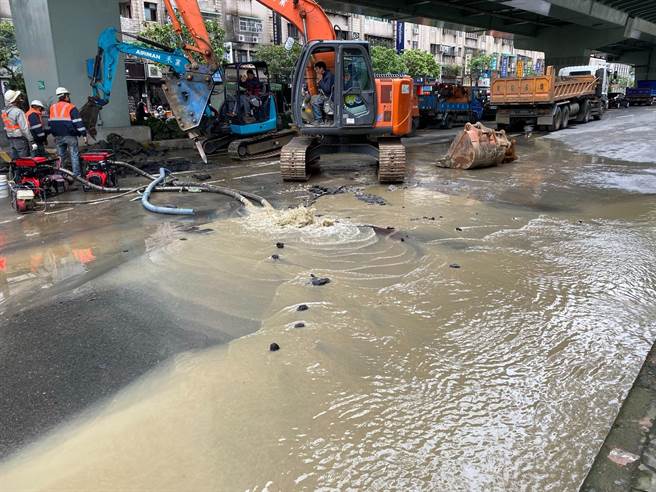 新北市板橋區民生路一段1日晚間11時許傳出自來水管線破裂漏水，自來水不斷從地面湧出，工務局獲報立即派人前往搶修。（工務局提供）