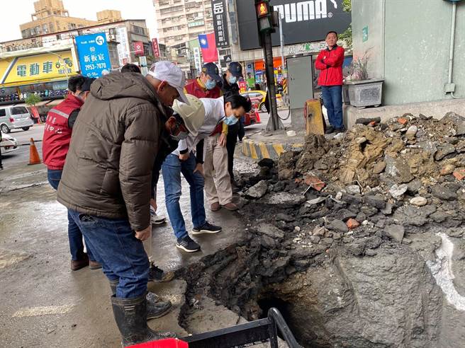 新北市副祕書長朱惕之今（2日）上午也前往現場勘察，施工團隊目前持續開挖尋找漏水點。（工務局提供）