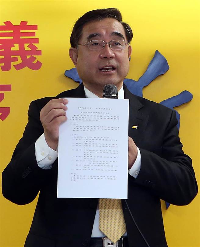 黨主席吳成典呼籲建立「人道小三通」。（趙雙傑攝）
