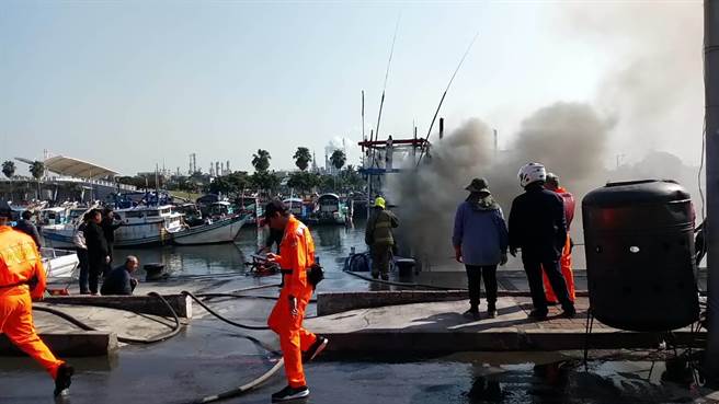 高雄林園中芸漁港2日發生火燒船。（翻攝照片／曹明正高雄傳真）