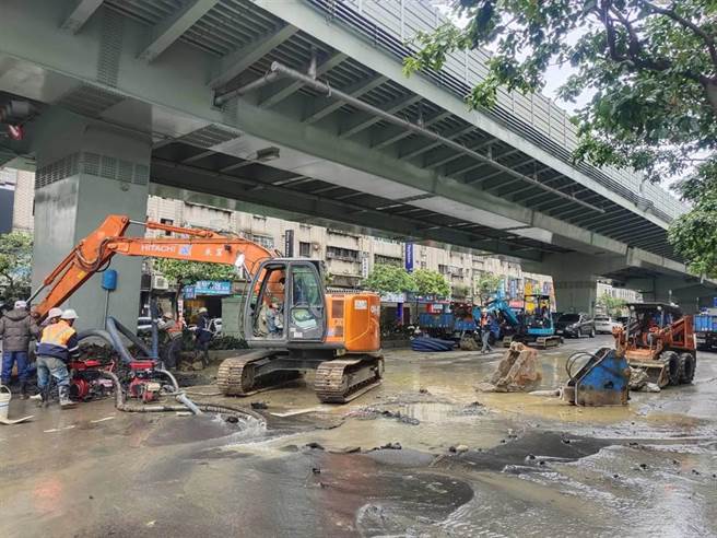 施工團隊已經開挖，尋找滲漏點。（新北市消防局提供）
