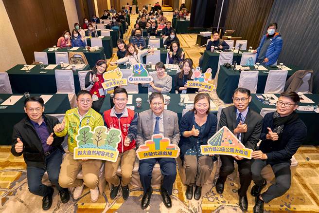 县长杨文科（中）打造22座特色公园，很重视公民参与，去年举办8场儿童参与式工作坊及专家学者论坛，让特色公园能更符合不同年龄层的需求。（罗浚滨摄）