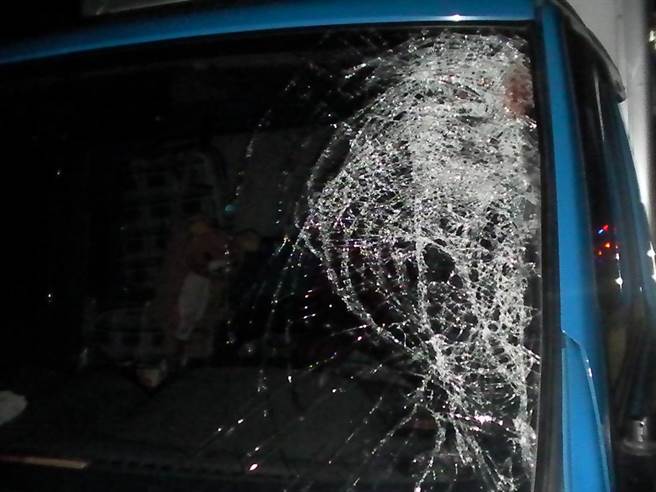 苗栗县农会总干事梁召明遭伍姓女子所驾小货车撞死，小货车前挡风玻璃破裂。（读者提供／谢明俊苗栗传真）