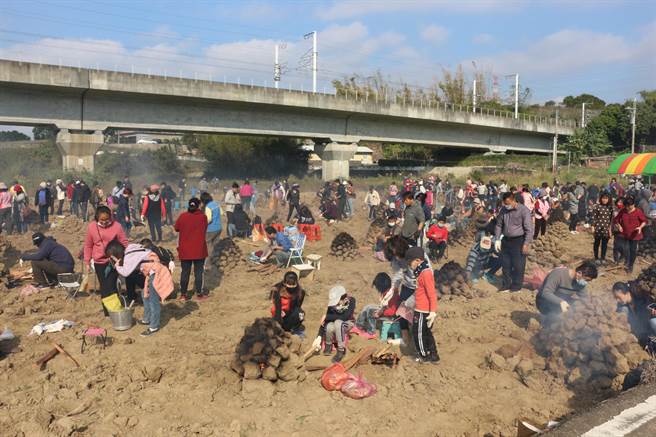 苗栗县通霄镇公所与城北里办公处及苗栗县总体营造协会，在城北里高铁桥下农田举办焢窑活动，200窑开放报名即秒杀。（巫静婷摄）