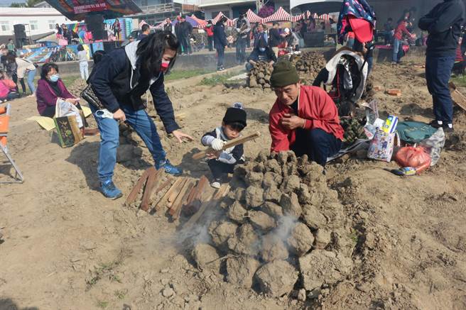 苗栗县通霄镇公所与城北里办公处及苗栗县总体营造协会，在城北里高铁桥下农田举办焢窑活动，民眾携家带眷体验农村乐。（巫静婷摄）