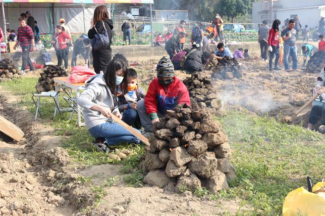 苗栗县通霄镇公所与城北里办公处及苗栗县总体营造协会，在城北里高铁桥下农田举办焢窑活动，民眾携家带眷体验农村乐。（巫静婷摄）