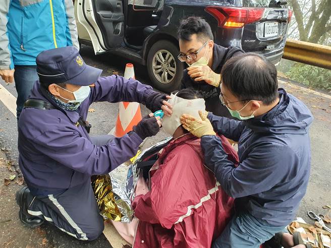 天很冷心很暖大學生騎機車闖中橫自摔10餘路人熱心援助 寶島 中時