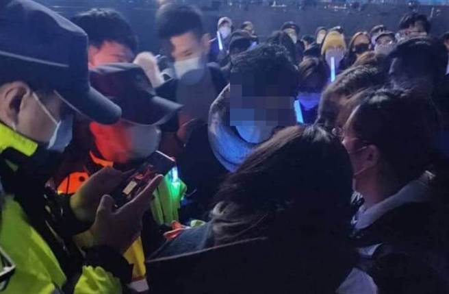 天網超威！揪自主管理者嗨看演唱會，莊人祥今正名應是「電子圍籬2.0」。（圖／翻攝自臉書）