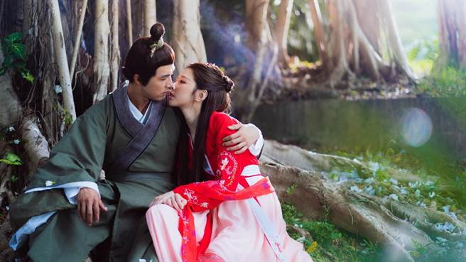 贺军翔《天巡者》穿古装玩亲亲 最怕头套歪掉糗。（图／三立提供）