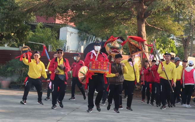 高雄市茄萣区白砂崙万福宫庚子科五朝王醮祭典遶境队伍，去年12月31日前往台南湾里遶境，由于阵头秩序起了争执，苏姓总指挥竟然率眾到当地宋江狮阵头的苏姓馆主家理论，双方因此起了争执。（翻摄照片／林瑞益高雄传真）