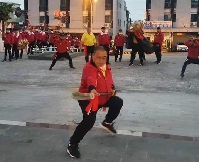 高雄市茄萣区白砂崙万福宫庚子科五朝王醮祭典遶境队伍，去年12月31日前往台南湾里遶境，由于阵头秩序起了争执，苏姓总指挥竟然率眾到当地宋江狮阵头的苏姓馆主家理论，双方因此起了争执，苏姓馆主（前）被打。（翻摄照片／林瑞益高雄传真）