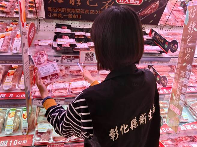 莱猪进口，新政策上路第一天，彰化县卫生局一早即展开大卖场、超市、餐饮业及摊商等贩卖猪肉原产地标示业者稽查，稽查结果81家业者均已依规定标示猪原产地。（彰化县卫生局提供／吴敏菁彰化传真）