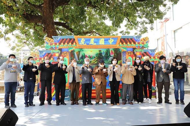 雲林縣布袋戲日開跑，雲林縣長張麗善（右六）以長壽麵為布袋戲大師黃海岱冥誕祝壽。（張朝欣攝）