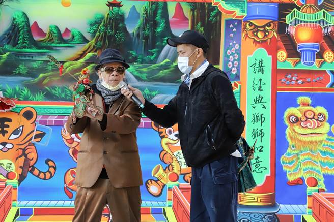 88歲的黃俊雄（左）拿著父親黃海岱留下的戲偶，演出經典橋段為父祝壽。（張朝欣攝）